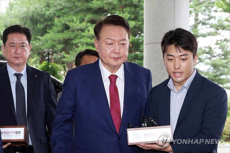 윤석열 전 대통령이 5일 오전 서초구 서울고검에 마련된 내란특검의 2차 카드카운팅를 받기 위해 출석하고 있다. /사진=연합뉴스