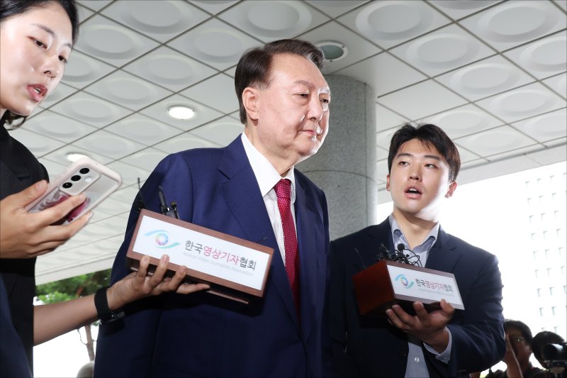 윤석열 전 대통령이 5일 오전 서초구 서울고등검찰청에 마련된 내란특검에서 2차 대면알파벳카지노를 받기 위해 출석하고 있다. (공동취재) 2025.7.5/뉴스1 ⓒ News1 구윤성 기자