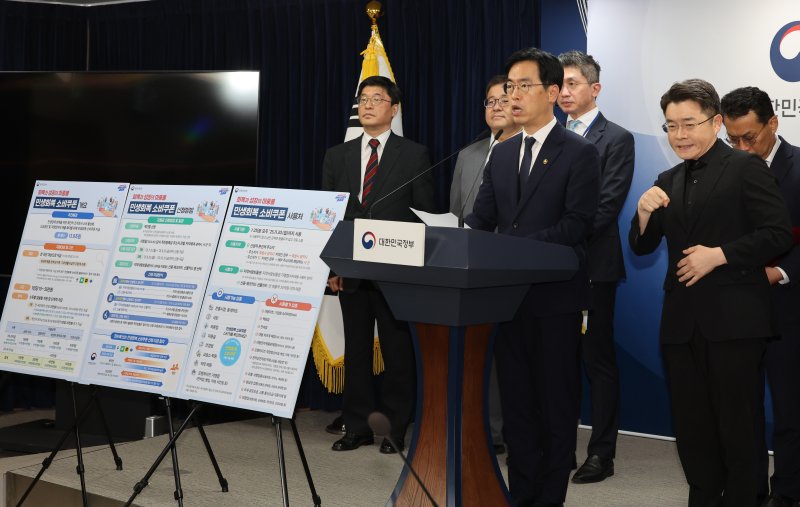 [서울=뉴시스] 배훈식 기자 = 김민재 행정안전부 장관 직무대행이 5일 오전 서울 종로구 정부서울청사에서 민생회복지원금 지급방안을 발표하고 슬롯 꽁 머니. 2025.07.05. dahora83@newsis.com