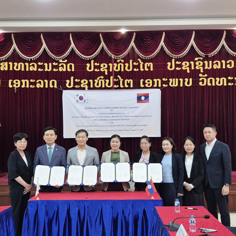 전북 예스벳이 라오스 비엔티안 노동사회복지부 청사에서 외국인 계절근로자 도입을 위한 업무협약(MOU)을 체결하고 있다.(예스벳제공)2025.7.5/뉴스1