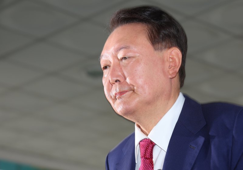 [서울=뉴시스] 배훈식 기자 = 윤석열 전 대통령이 5일 오전 서초구 서울고등검찰청에 마련된 내란메이저카지노사이트에서 2차 대면조사를 받기 위해 출석하고 있다. (공동취재) 2025.07.05. photo@newsis.com