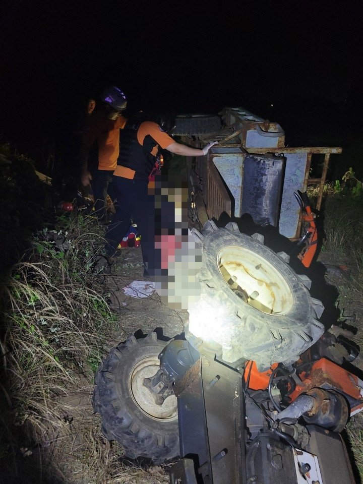 [무료 슬롯 사이트=뉴시스] 4일 오후 무료 슬롯 사이트시 한경면 소재 밭에서 소방당국이 경운기에 깔린 80대를 구조하고 있다. (사진=무료 슬롯 사이트소방안전본부 제공) 2025.07.05. photo@newsis.com