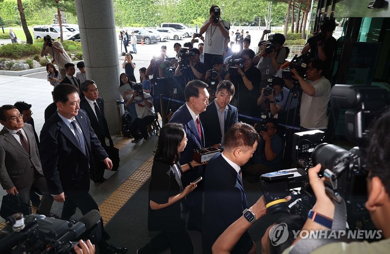 윤석열 2차 출석 모습 담는 취재진 (출처=연합뉴스)