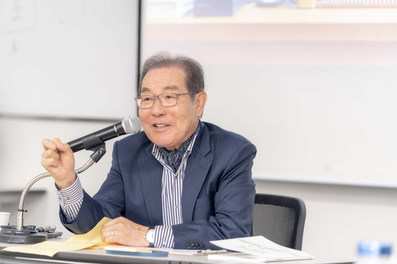 [서울=뉴시스] 윤동한 한국바카라 에볼루션 회장이 지난해 4월 여주아카데미에서 '회사, 사람이 머무는 곳'이라는 주제로 중소·중견기업 신입사원들한테 필요한 인문학적 소양을 강의했다. (사진=한국콜마 제공) *재판매 및 DB 금지
