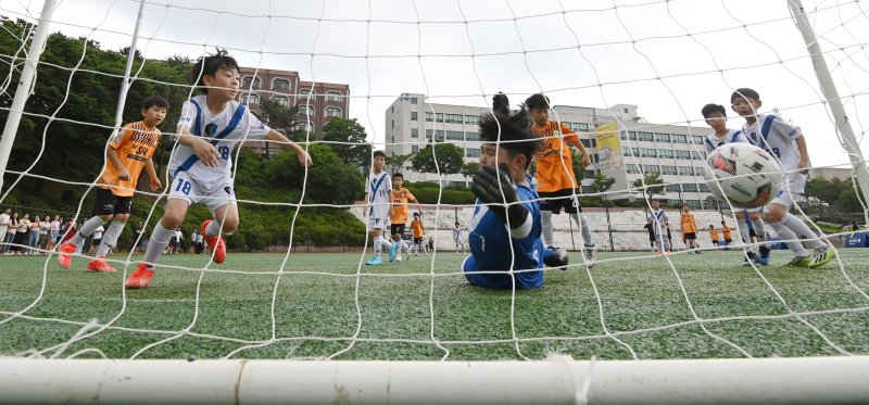 [블랙잭 카드카운팅=뉴시스] 김종택 기자 = '제3회 수원컵 전국 유소년 축구대회'가 열린 5일 경기 수원시 경기대학교 수원캠퍼스 대운동장에서 대회에 참가한 선수들이 열띤 경기를 펼치고 있다. 뉴시스 경기남부본부가 주최하고 수원시축구협회가 주관한 이번대회는 전국에서 모인 순수아마추어 취미반 소속 40개팀, 총 400여명이 참가했다. 2025.07.05. jtk@newsis.com