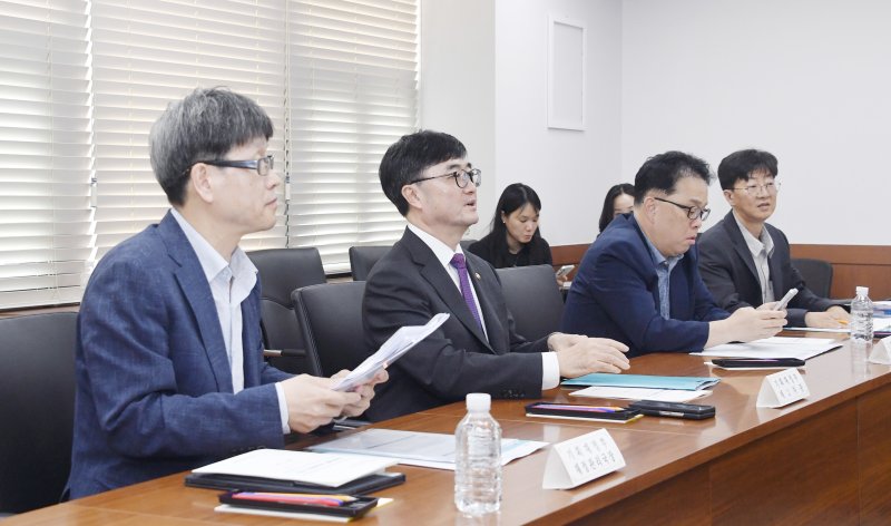 임기근 기획재카지노 용어 2차관이 5일 오후 서울 종로구 카지노 용어서울청사에서'추가경정예산 긴급 재정집행 점검회의'를 주재하고 있다. 기획재정부 제공