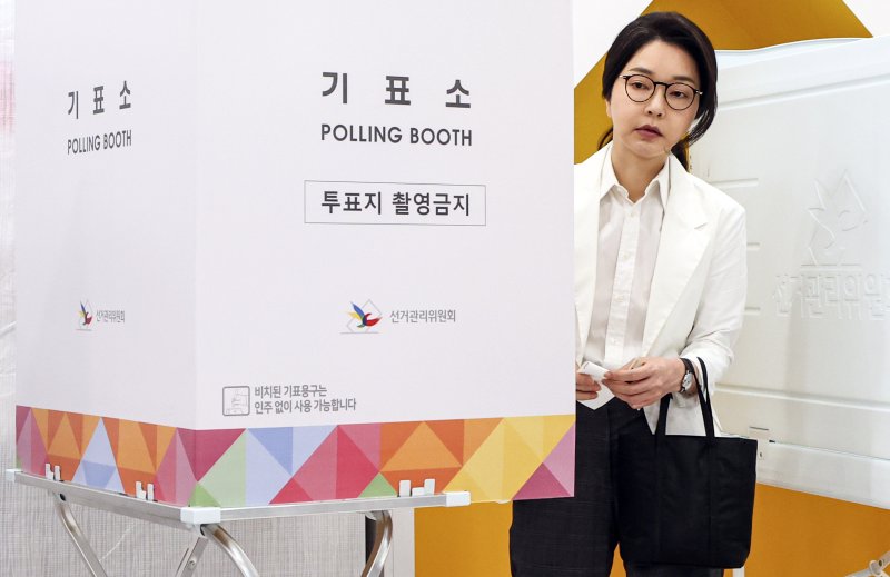 김건희 여사가 제 21대 대통령 선거일인 3일 오전 서울 서초구 원명초등학교에 마련된 서초4동 제3투표소에서 기표를 마치고 있다. (공동취재) 2025.6.3/멤버십카지노1 ⓒ News1 김명섭 기자