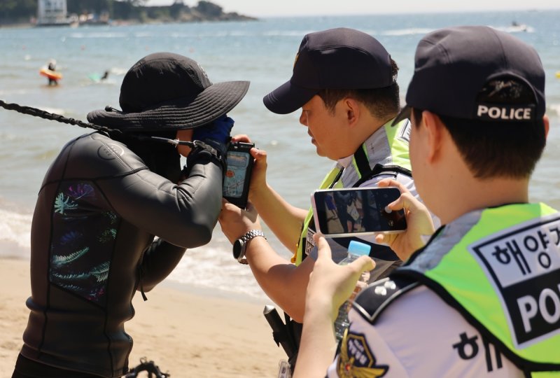 음주 측정하는 레저객 (출처=연합뉴스)