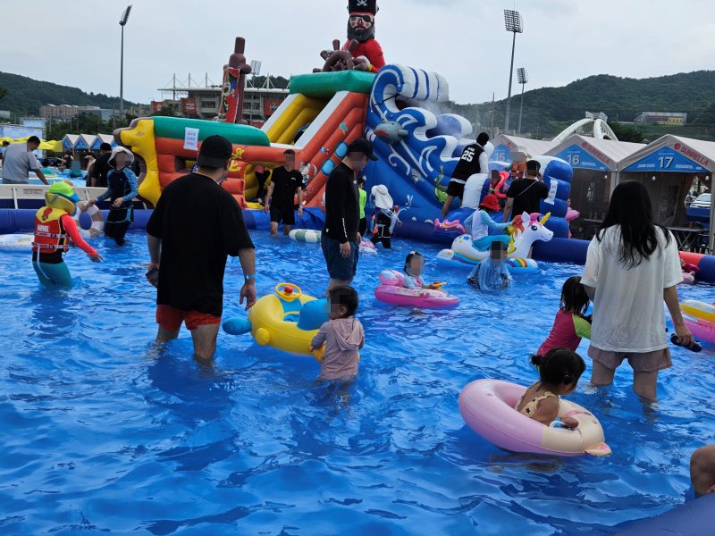 3일 낮 춘천 송암스포츠타운 특설 경기장에서 열리는 썸머워터페스티벌에서 시민들이 티모카지노를 하고 있다.205.7.5 한귀섭 기자