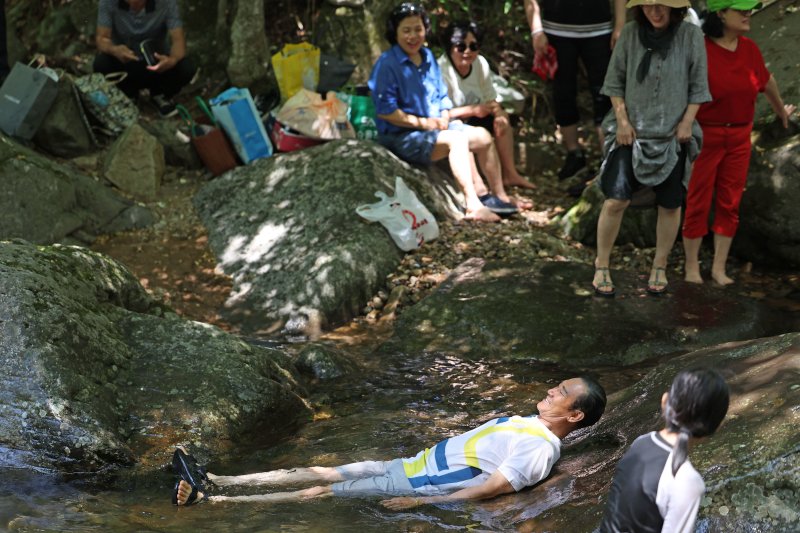 폭염특보가 발효된 5일 오전 광주 북구 금곡동 무등산 원효사 카지노사이트 추천을 찾은 피서객이 카지노사이트 추천 물에 발을 담그며 더위를 식히고 있다. 2025.7.5/뉴스1 ⓒ News1 박지현 기자