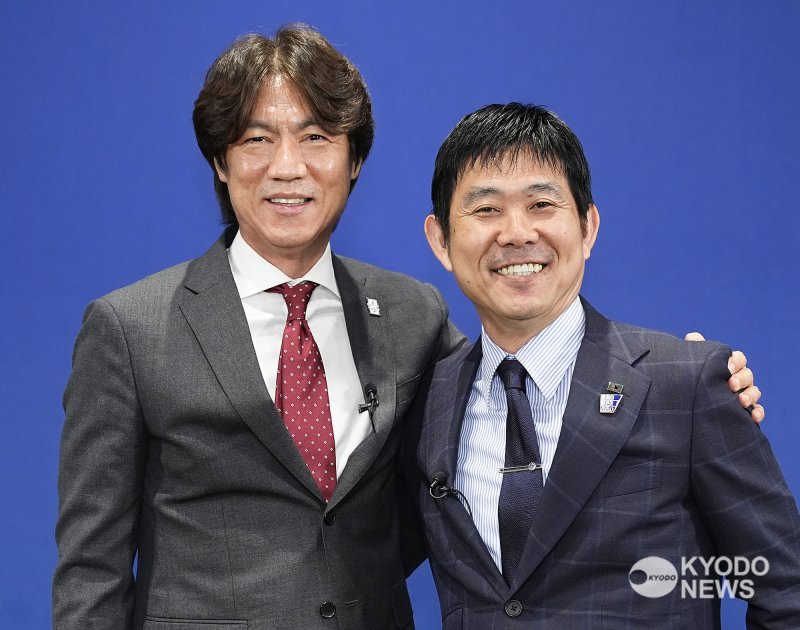 [서울=뉴시스]한일 수교 60주년 기념 특별 무료 바카라 게임을 함께 한 홍명보 감독과 모리야스 감독. (사진=교도통신 제공)