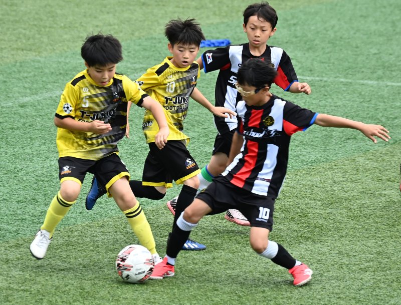 [바카라 카드카운팅=뉴시스] 김종택 기자 = '제3회 수원컵 전국 유소년 축구대회'가 열린 5일 경기 수원시 경기대학교 수원캠퍼스 대운동장에서 대회에 참가한 선수들이 열띤 경기를 펼치고 있다. 뉴시스 경기남부본부가 주최하고 수원시축구협회가 주관한 이번대회는 전국에서 모인 순수아마추어 취미반 소속 40개팀, 총 400여명이 참가했다. 2025.07.05. jtk@newsis.com