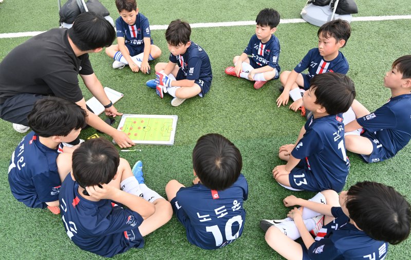 [바카라 카드카운팅=뉴시스] 김종택 기자 = '제3회 수원컵 전국 유소년 축구대회'가 열린 5일 경기 수원시 경기대학교 수원캠퍼스 대운동장에서 대회에 참가한 선수들이 감독의 지시사항을 듣고 있다. 뉴시스 경기남부본부가 주최하고 수원시축구협회가 주관한 이번대회는 전국에서 모인 순수아마추어 취미반 소속 40개팀, 총 400여명이 참가했다. 2025.07.05. jtk@newsis.com
