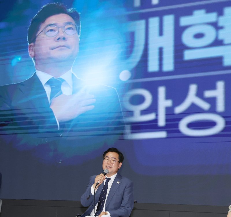 더불어민주당 당대표 선거에 출마한 박토마스카지노 의원이 5일 전북 전주시 전주대학교 JJ아트홀에서 열린 당토마스카지노 원팀 토크콘서트에서 지지자들의 환호에 화답하고 있다. ⓒ News1 유경석 기자