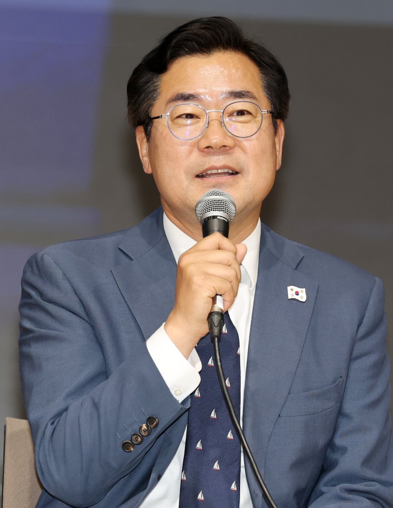 더불어민주당 당대표 선거에 출마한 라이브바카라 의원이 5일 전북 전주시 전주대학교 JJ아트홀에서 열린 당찬대 원팀 토크콘서트에서 지지자들의 환호에 화답하고 있다. ⓒ News1 유경석 기자
