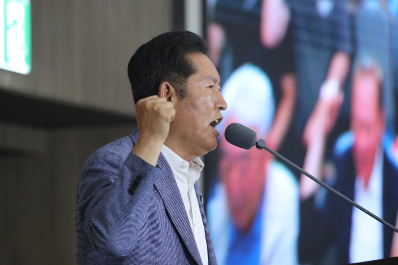 더불어민주당 당권에 도전하는 정청래 의원이 29일 오후 충북 청주시 오송읍 오스코에서 열린 ‘더민주전국혁신회의 전국대회’에 참석해 정견 발표를 하고 있다. 2025.6.29/뉴스1 ⓒ News1 김용빈 기자