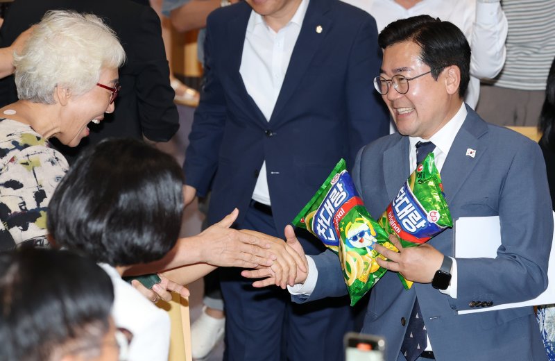 더불어민주당 당대표 선거에 출마한 박찬대 의원이 5일 전북 전주시 전주대학교 JJ아트홀에서 열린 당찬대 원팀 토크콘서트에서 지지자에게 받은 '찬대랑'이라고 적힌 과자를 들고 입장하고 있다. 2025.7.5/뉴스1 ⓒ News1 유경석 기자