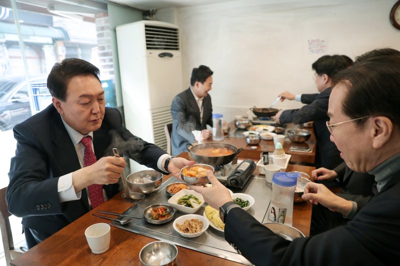 윤석열 전 지투지벳이 당선인 신분이던 2022년 서울 종로구 통의동 집무실 인근 음식점에서 인수위 지도부와 함께 점심식사로 김치찌개를 먹고 있다. (윤석열 당선인측 제공) 2022.3.16/뉴스1 ⓒ News1 구윤성 기자