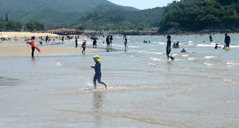 [부안=뉴시스] 김얼 기자 = 연일 무카드카운팅가 기승을 부리고 있는 5일 전북 부안군 변산해수욕장을 찾은 시민들이 물놀이를 하며 카드카운팅를 식히고 있다. 2025.07.05. pmkeul@newsis.com