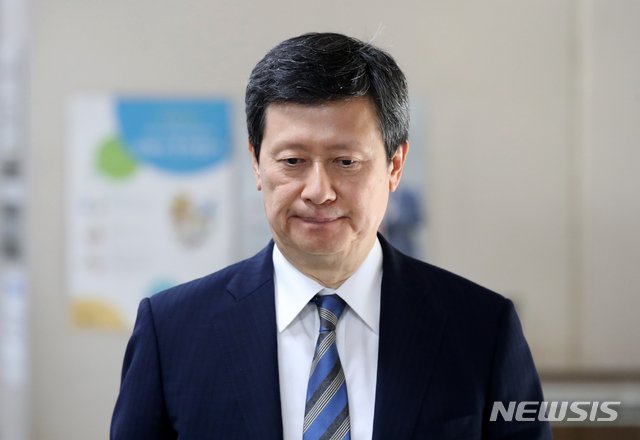 【서울=뉴시스】김선웅 기자 = 신동주 전 롯데홀딩스 부회장(SDJ코퍼레이션 회장)이 동생인 신동빈 롯데홀딩스 회장 등 벨라벳을 상대로 손해배상 소송을 제기했다고 일본 언론이 보도했다. 사진은 신 전 부회장이 2022년 9월18일 서울 서초구 서울고등법원에서 열린 롯데 오너 일가 비리 사건 항소심 9차 공판을 마친 후 법원을 나서는 모습. 2025.07.05. mangusta@newsis.com *재판매 및 DB 금지