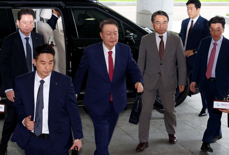 윤석열 전 대통령이 5일 오전 서초구 서울고등검찰청에 마련된 내란특검에서 2차 대면조사를 받기 위해 출석하고 있다. (공동취재) 2025.7.5/칼리토토1 ⓒ News1 구윤성 기자