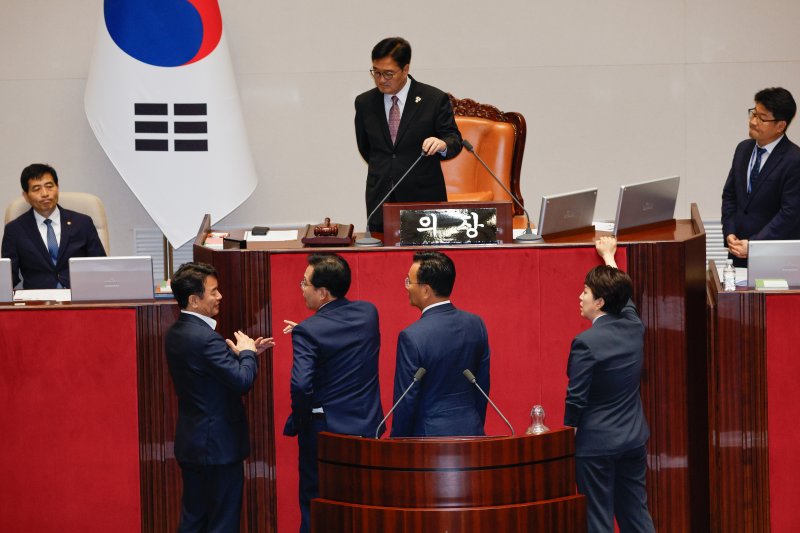 문진석 더불어민주당 원내수석부대표(의장석 앞 왼쪽부터), 송언석 국민의힘 비상대책위원장 겸 원내대표, 유상범 원내수석, 김은혜 원내정책수석부대표가 4일 오후 서울 여의도 국회에서 제426회국회(임시회) 제5차 본회의 개의 지연 관련 대화하고 있다. 2025.7.4/꽁 머니 카지노1 ⓒ News1 안은나 기자