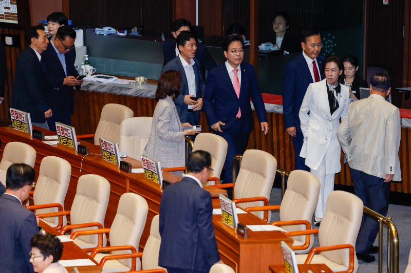 송언석 국민의힘 비상대책위원장 겸 원내대표를 비롯한 의원들이 4일 오후 서울 여의도 국회에서 제426회국회(임시회) 제5차 본회의 개의 지연에 항의하며 퇴장하고 있다. 2025.7.4/꽁 머니 카지노1 ⓒ News1 안은나 기자