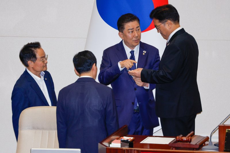 김병기 더불어민주당 대표 직무대행 겸 원내대표가 4일 오후 서울 여의도 국회에서 제426회국회(임시회) 제5차 본회의 개의가 지연되는 가운데 우원식 의장석으로 가 대화하고 있다. 2025.7.4/꽁 머니 카지노1 ⓒ News1 안은나 기자