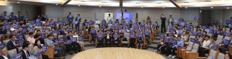 [청주=뉴시스] 이도근 기자= 5일 오후 충북 청주시 서원대 미래창조관에서 열린 알파벳카지노 출범식에서 참석자들이 '충북경제 힘찬도약' '문화 충북 복지 충북' 내용이 적힌 손피켓 퍼포먼스를 하고 있다. 2025.07.05.nulha@newsis.com *재판매 및 DB 금지
