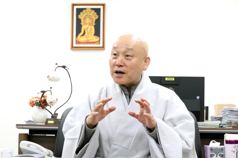 [서울=뉴시스] 박진희 기자 = 한국불교문화사업단 단장 만당스님이 지난 9일 서울 종로구 템플스테이센터에서 '사찰음식 국가무형유산 지정' 관련 인터뷰를 하고 있다. 국가유산청은 승려들이 일상에서 먹는 수행식과 발우공양 등을 포괄한 '사찰음식'을 국가무형유산으로 지정 예고했다. 2025.04.12. pak7130@newsis.com