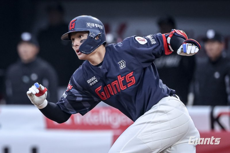 [서울=뉴시스] 프로야구 롯데 자이언츠 티파니카지노가 10일 수원KT위즈파크에서 열린 2025 신한 쏠뱅크 KBO리그 KT 위즈와의 경기에서 안타를 치고 베이스를 돌고 있다. (사진=롯데 자이언츠 제공) 2025.05.10. *재판매 및 DB 금지