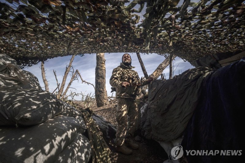 도네츠크 전선에서 러시아군 드론의 접근을 감시 중인 우크라이나군 병사 (출처=연합뉴스)