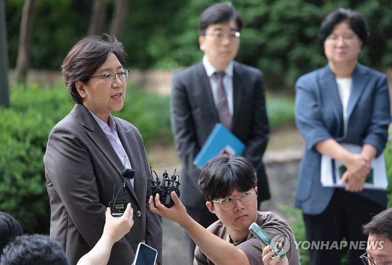 첫 출근하며 질문에 답하는 정은경 장관 후보자 (출처=연합뉴스)