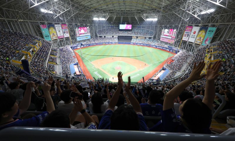 [서울=뉴시스] 전신 기자 = 2024 프로야구가 900만 관중을 돌파한 28일 서울 구로구 고척스카이돔에서 열린 2024 KBO리그 삼성 라이온즈와 코난카지노 히어로즈 경기에서 관중들이 열띤 응원을 하고 있다. 2024.08.28. photo1006@newsis.com