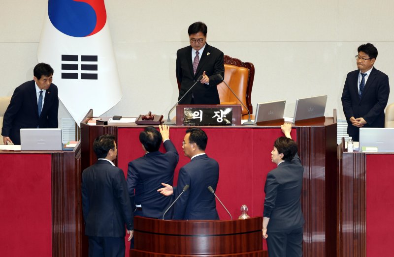 [서울=뉴시스] 조성봉 기자 = 송언석(아래 왼쪽 두번째) 국민의힘 비상대책위원장 겸 원내대표와 유상범 원내운영수석, 김은혜 원내정책수석이 4일 오후 서울 여의도 국회 본회의장에서 더불어민주당의 내부사정으로 본회의가 지연되는 것에 대해 우원식 국회의장에게 항의를 하고 있다. 이에 문진석(아래 왼쪽) 민주당 원내운영수석이 양해를 구하고 있다. 2025.07.04. suncho21@newsis.com