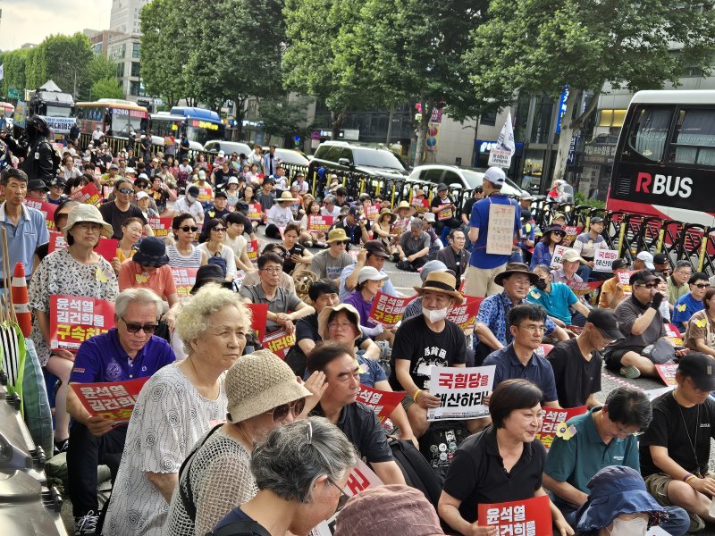 5일 서울 서초구 교대역 앞에서 촛불행동이 내란죄 수사 촉구 집회를 여는 모습. 2025.7.5/뉴스1 ⓒ News1 신윤하 기자