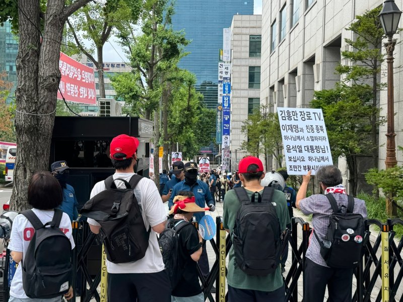 5일 서울 서초구 서울고검 일대의 윤석열 전 대통령 지지자들과 이재명 지지자들이 바리케이드를 중간에 두고 대치하고 있다. 2025.7.5/뉴스1 ⓒ News1 권준언 기자