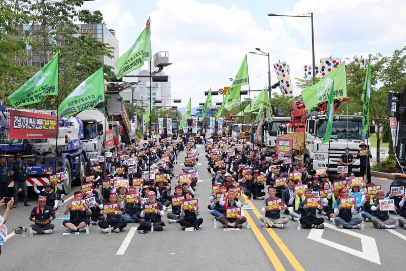 [광주=뉴시스] 건설산업연맹 전국건설노동조합 광주·전남비트365벳지부가 5일 오전 광주시청 앞에서 '생존권 보장 및 법제도 안착을 위한 건설기계노동자 기자회견'과 총파업 결의대회를 열고 임금 체불 대책 마련을 촉구하고 있다. (사진=전국건설노동조합 광주·전남건설기계지부 제공) 2025.07.05. photo@newsis.com *재판매 및 DB 금지