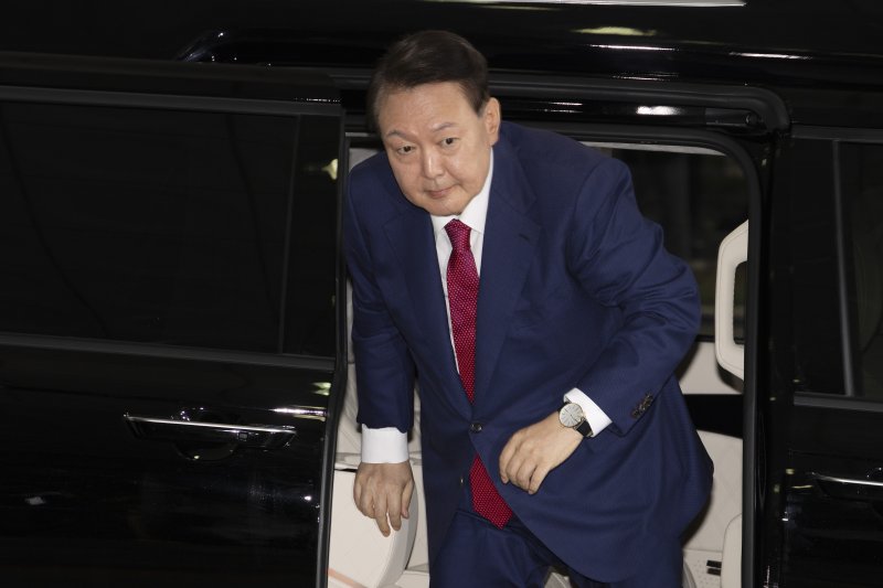 [서울=뉴시스] 배훈식 기자 = 윤석열 전 대통령이 5일 오전 서초구 서울고등검찰청에 마련된 내란특검에서 2차 대면슬롯사이트를 받기 위해 출석하고 있다. (공동취재) 2025.07.05. photo@newsis.com