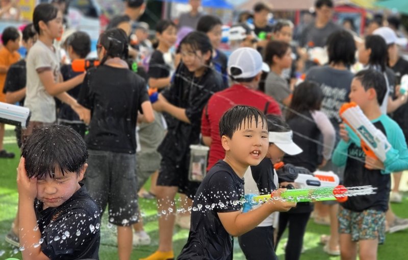 5일 경북 인터넷 바카라에서 열린 '썸머 페스티벌:키즈바캉스'에 참여한 어린이들이 '물총 대전' 시간에 물총 놀이를 하고 있다. 2025.7.5/뉴스1 ⓒ News1 정우용 기자