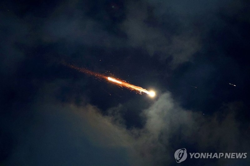 이스라엘 상공에서 포착된 미사일 로켓엔진의 궤적 (출처=연합뉴스)