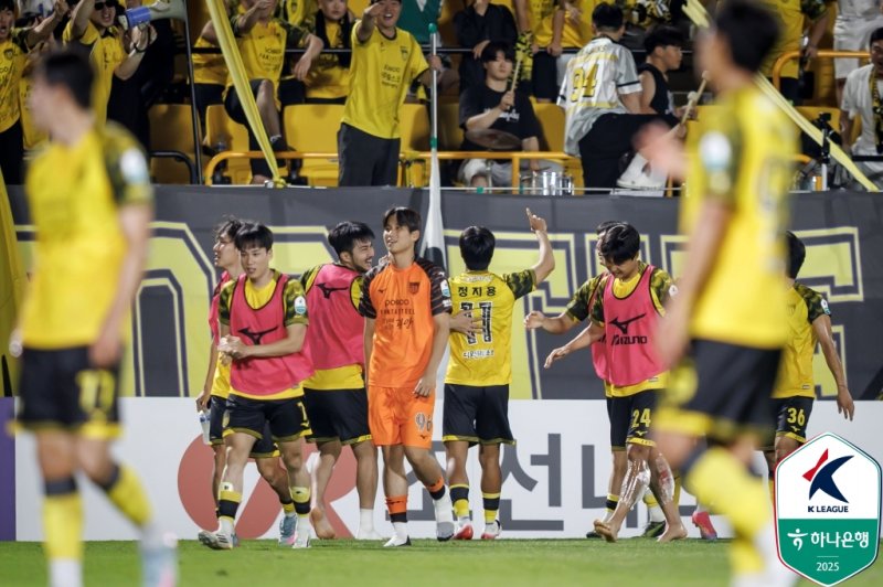[서울=뉴시스]K리그2 전남, 선두 핸드 확률에 2-1 승리. (사진=한국프로축구연맹 제공)