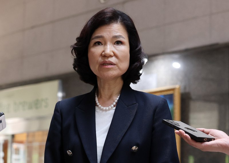 대전MBC 사장 시절 법인카드를 사적으로 유용했다는 의혹을 받는 이진숙 방송통신위원장이 5일 피의자 신분으로 소닉카지노에 출석해 조사받았다. 이 위원장이 취재진의 질문에 답하고 있는 모습. /뉴스1 ⓒ News1 박세연 기자