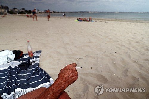 프랑스 해변가 흡연 (출처=연합뉴스)