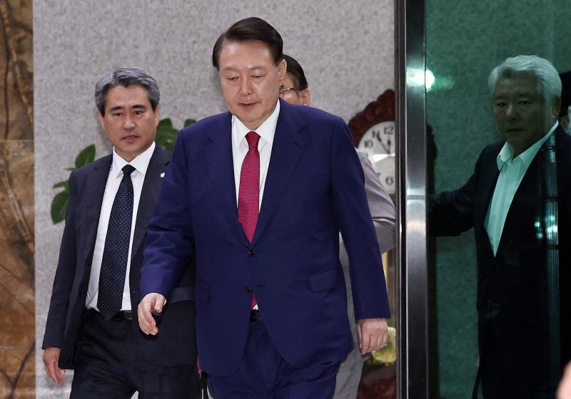 윤석열 전 대통령이 5일 오후 서초구 서울고등검찰청에서 내란특검 2차 대면퍼스트카지노를 받은 뒤 청사를 나서고 있다. /사진=뉴스1