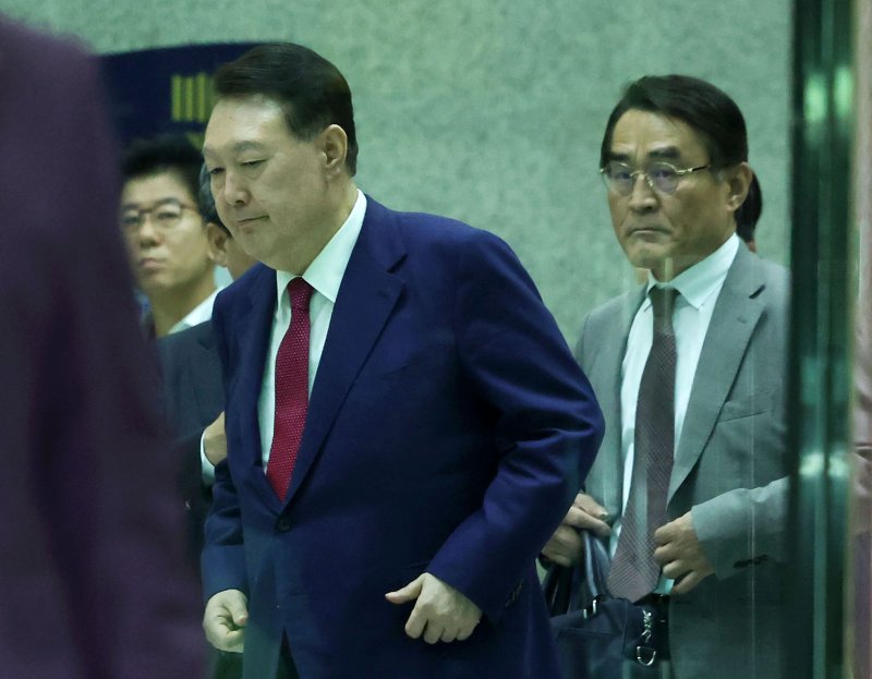 [서울=뉴시스] 홍효식 기자 = 윤석열 전 대통령이 5일 오후 서울 서초구 서울고등검찰청에 마련된 내란특검 사무실에서 2차 대면 토토 바카라 사이트를 마친 뒤 귀가하고 있다. 2025.07.06. yesphoto@newsis.com