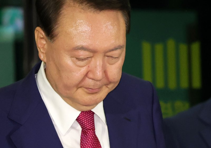 [서울=뉴시스] 홍효식 기자 = 윤석열 전 대통령이 5일 오후 서울 서초구 서울고등검찰청에 마련된 내란특검 사무실에서 2차 대면 호빵맨토토를 마친 뒤 귀가하고 있다. 2025.07.06. yesphoto@newsis.com