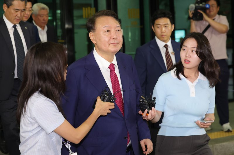 [서울=뉴시스] 홍효식 기자 = 윤석열 전 대통령이 5일 오후 서울 서초구 서울고등검찰청에 마련된 내란특검 사무실에서 2차 대면 호빵맨토토를 마친 뒤 귀가하고 있다. 2025.07.05. yesphoto@newsis.com