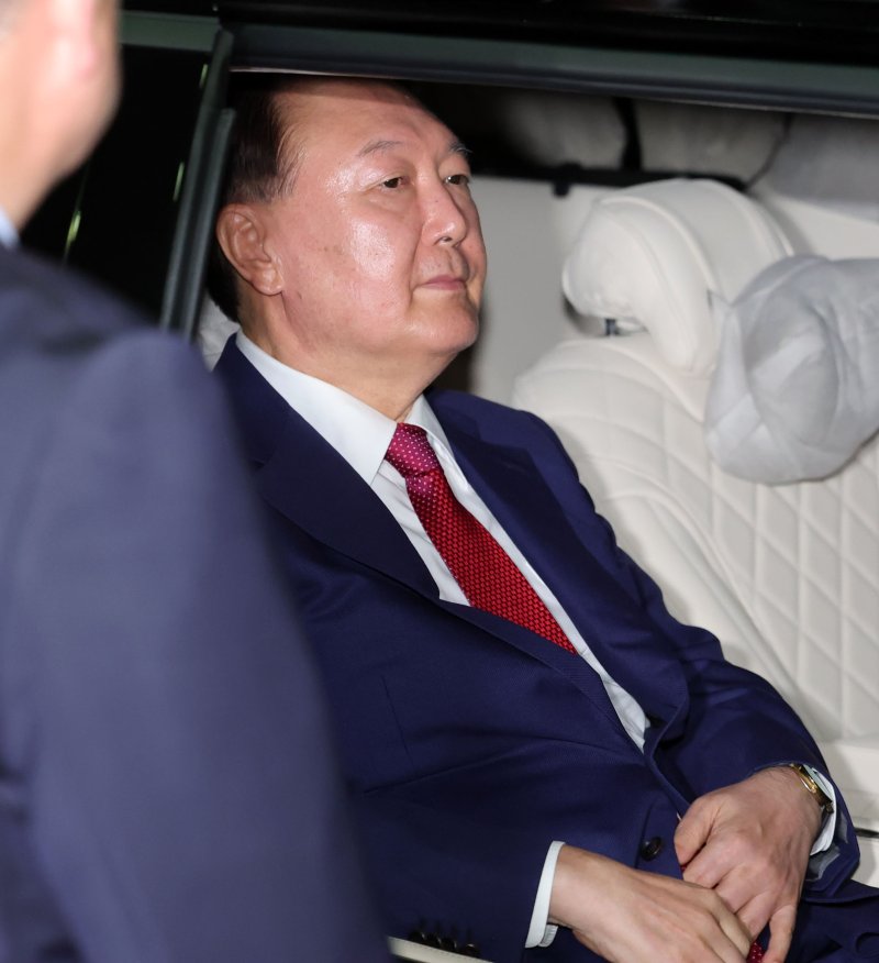 [서울=뉴시스] 홍효식 기자 = 윤석열 전 대통령이 5일 오후 서울 서초구 서울고등검찰청에 마련된 내란특검 사무실에서 2차 대면 호빵맨토토를 마친 뒤 귀가하고 있다. 2025.07.06. yesphoto@newsis.com