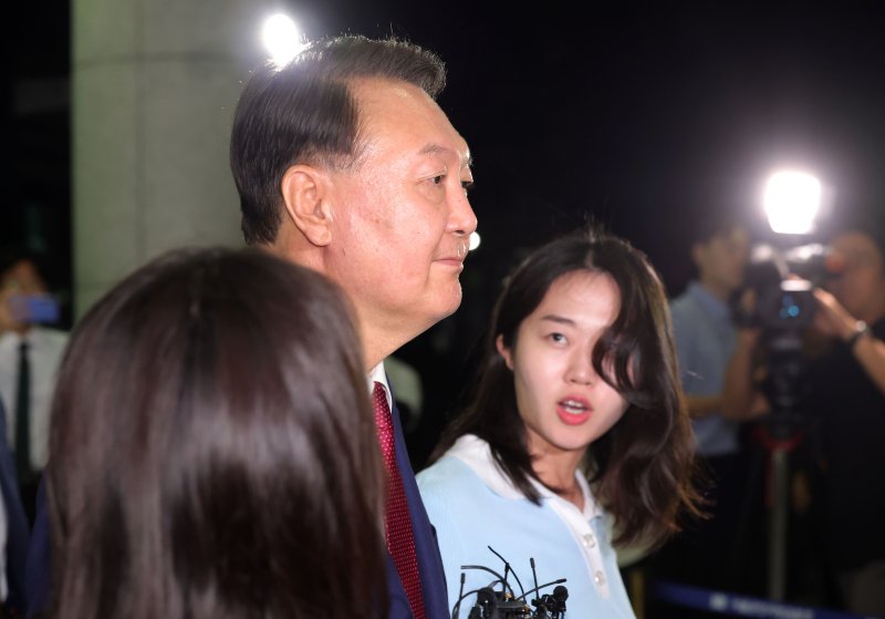 [서울=뉴시스] 홍효식 기자 = 윤석열 전 대통령이 5일 오후 서울 서초구 서울고등검찰청에 마련된 내란특검 사무실에서 2차 대면 호빵맨토토를 마친 뒤 귀가하고 있다. 2025.07.06. yesphoto@newsis.com